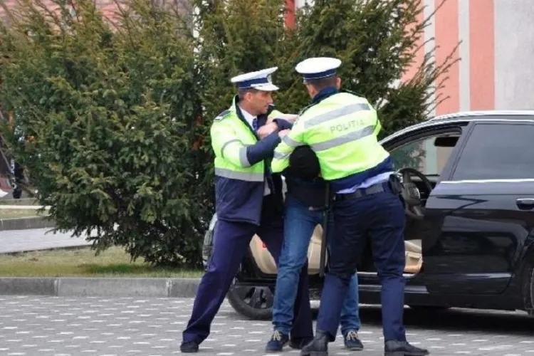 Pericol pe patru roți în Cluj-Napoca! Tânăr fără permis, prins cu stupefiante de mare risc în buzunare, la volanul unei mașini