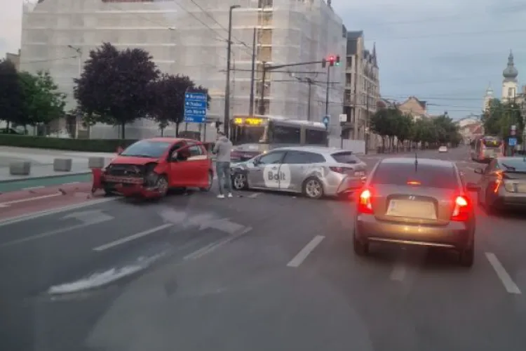 Accident bizar în centrul Clujului! O mașină și un Bolt s-au făcut praf în urma impactului violent FOTO 