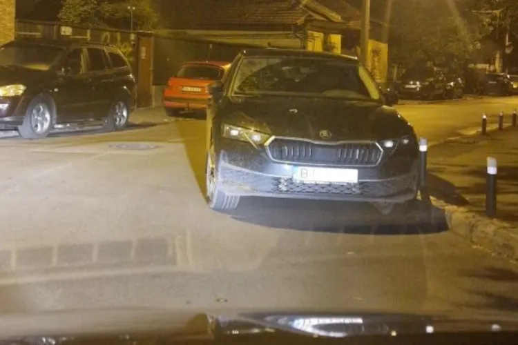 Improvizație de zile mari la Cluj. Un șofer și-a parcat mașina fix în intersecție: „Oare cum te-ai gândit să o lași așa?” FOTO