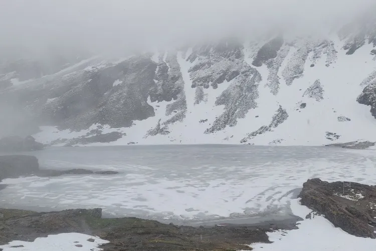 Iarna nu se lasă dusă! Ninge pe Transfăgărășan. La Bâlea Lac stratul de zăpadă măsoară 16 centimetri  FOTO VIDEO 