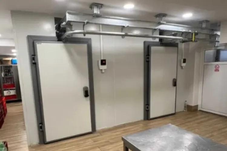 Bărbat din Cluj, în stare gravă după ce a fost găsit inconștient în camera frigorifică a unui restaurant! A fost transportat de urgență la spital