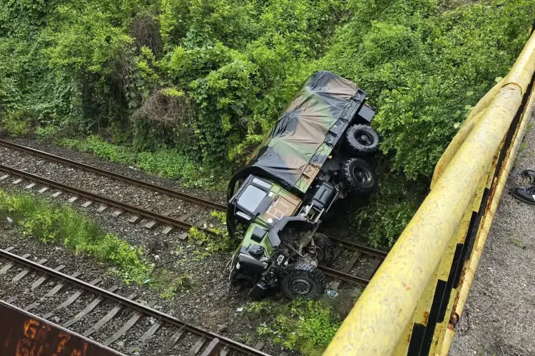 Accident GRAV! Un camion dintr-o coloană militară a căzut de pe un pod. Doi militari au fost răniți VIDEO
