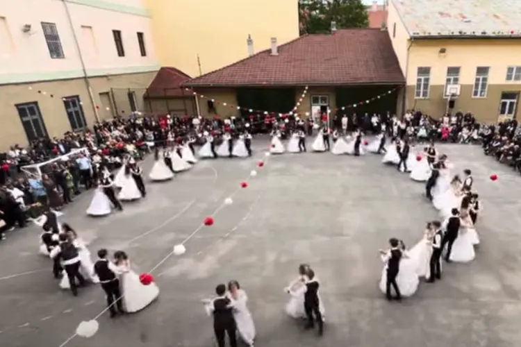 Bal de absolvire de vis la Liceul Bathory István din Cluj. Ce adolescenți minunați: Au dansat valsuri vieneze sub ochii înlăcrimați ai părinților VIDEO