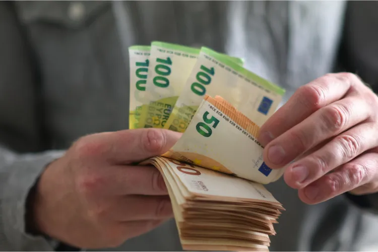 Euro urcă la un nou maxim istoric: 5,12 lei! Este a treia zi consecutivă de creștere. Leul continuă să piardă teren în fața monedei europene