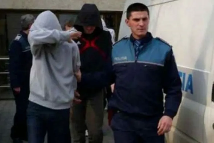 Bărbat din Cluj, agățat de o borsetă și târât pe jos de doi minori! Erau gata să devină criminali pentru 6 lei și un telefon mobil