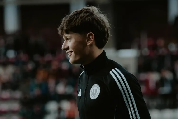 Are doar 18 ani și a dat lecții de fotbal pe teren! Cine este fundașul care vrea să facă istorie la Universitatea Cluj 