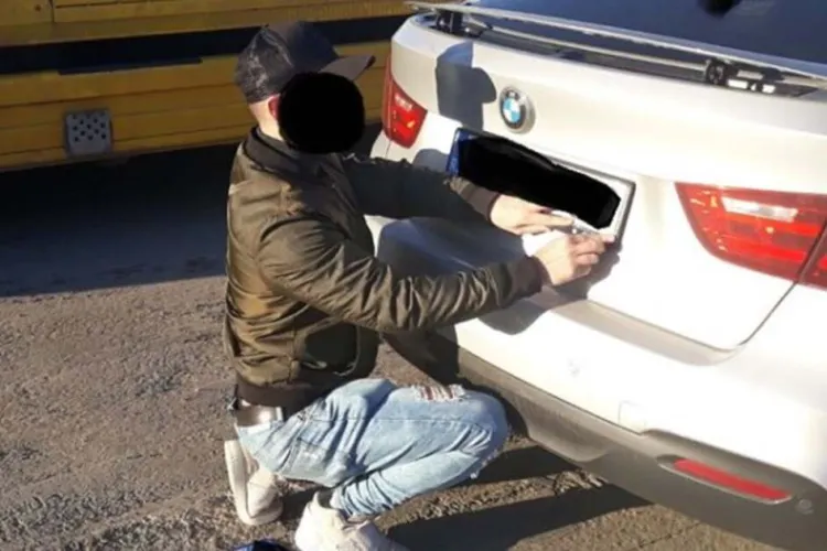 Doi tineri din Cluj, reținuți după ce au furat plăcuțele de înmatriculare ale unui clujean. Le-au pus pe mașina lor și s-au plimbat liniștiți prin oraș