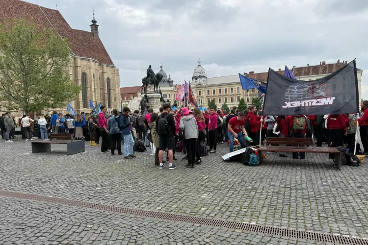 FOTO/VIDEO Au început zilele studenților maghiari la Cluj-Napoca! Atmosferă de festival în centrul orașului