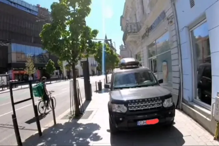 Scandal în centrul Clujului: Doi clujeni au oprit pe trotuar, dar ce „circ” face biciclistul, un youtuber cunoscut, care culmea: E tot pe trotuar! VIDEO