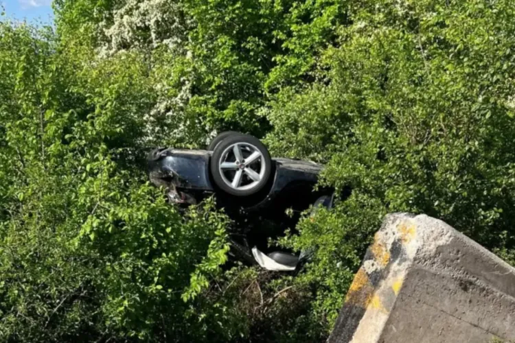 Imagini dramatice de la accidentul de pe centura Florești, în care trei tineri au fost răniți: Mașina a rămas suspendată în copaci FOTO