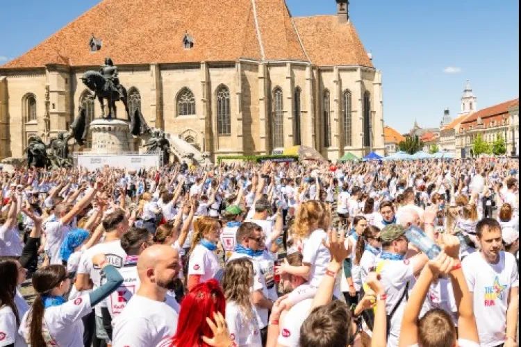 Peste 5.000 de oameni au participat la cea mai colorată cursă din Cluj-Napoca. Emil Boc s-a alăturat din nou alergătorilor