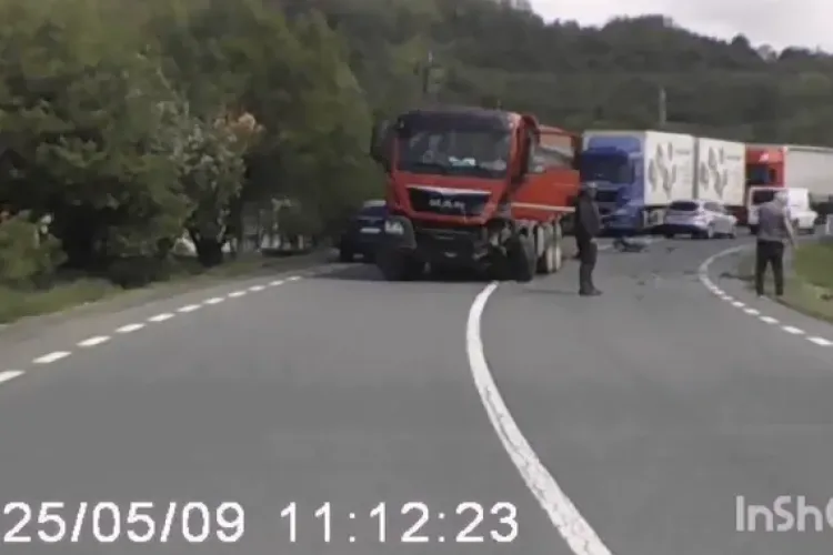 VIDEO LIVE Accidentul cumplit de la Mihăiești, Cluj, în urma căruia au murit un băiețel și o femeie, iar alte două persoane sunt grav rănite, filmat LIVE