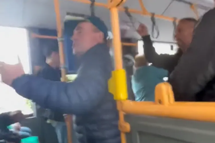 VIDEO Scandal într-un autobuz din Cluj: Doi soți pensionari luați la rost de controlori. Doamna dată jos: „Multă agresivitate, fețe roșii, penibil”
