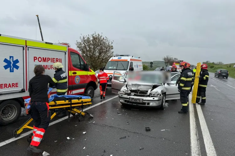 Accident cu două mașini în Vâlcele, Cluj! Un bărbat a fost rămas blocat în autoturism urma impactului. Intervine Descarcerarea