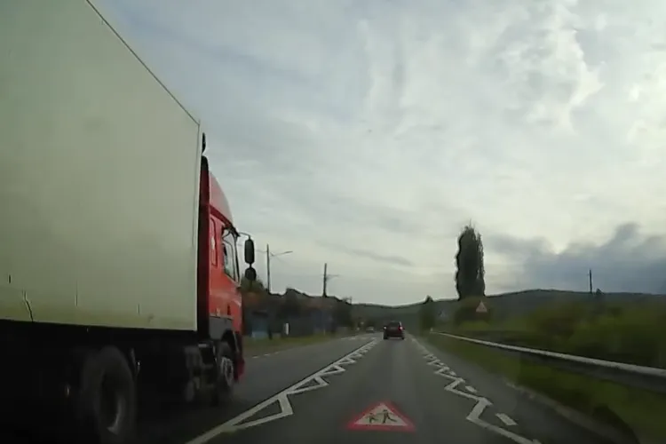 VIDEO Inconștiență la volan pe un drum din Cluj! Un șofer de TIR ignoră orice regulă de circulație: „Acum o săptămână o familie a fost distrusă aici”