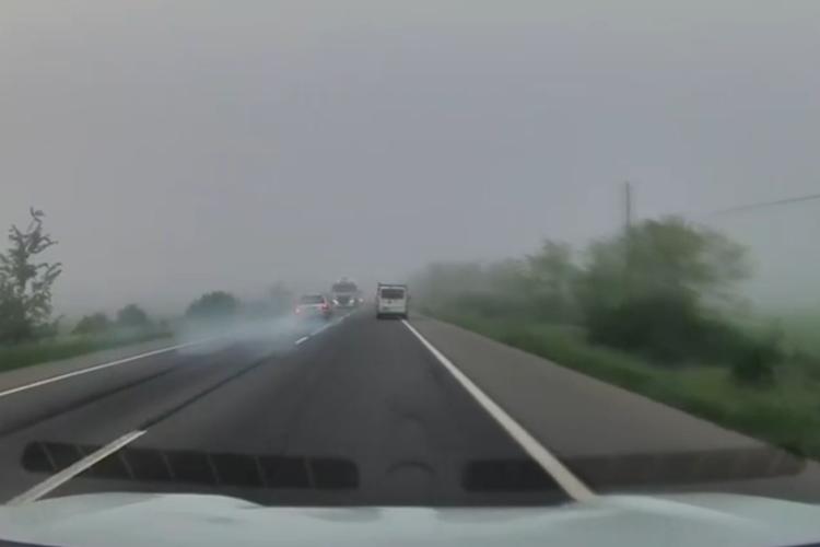 Inconștiență maximă la volan! Un șofer grăbit și neatent era să „pupe” un TIR pe un drum din Cluj după ce a făcut o depășire periculoasă VIDEO