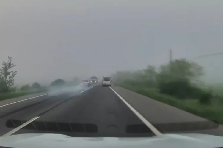 Inconștiență maximă la volan! Un șofer grăbit și neatent era să „pupe” un TIR pe un drum din Cluj după ce a făcut o depășire periculoasă VIDEO