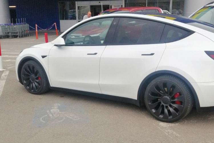 La Cluj, tehnologia de ultimă generație nu detectează… bunul-simț: Un șofer de Tesla și-a parcat aroganța pe locul persoanelor cu dizabilități FOTO