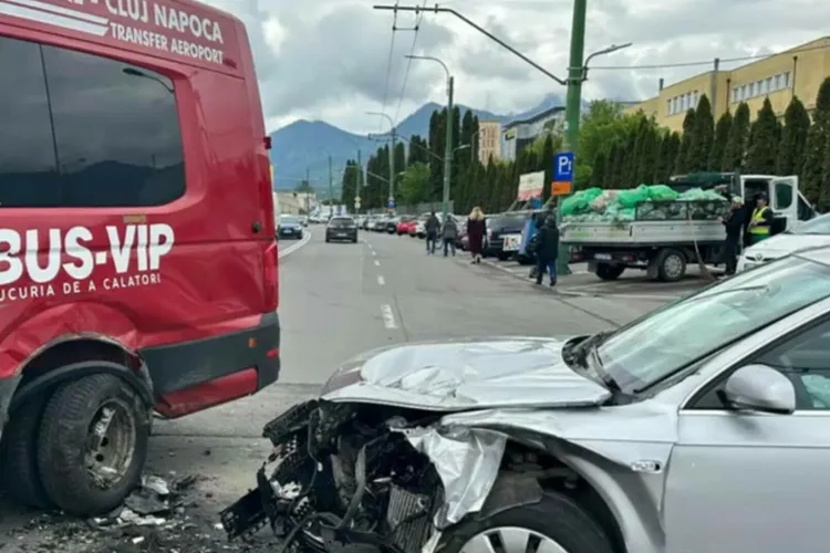 10 copii și 3 adulți, duși de urgență la spital după un accident violent în care au fost implicate un microbuz și un autoturism
