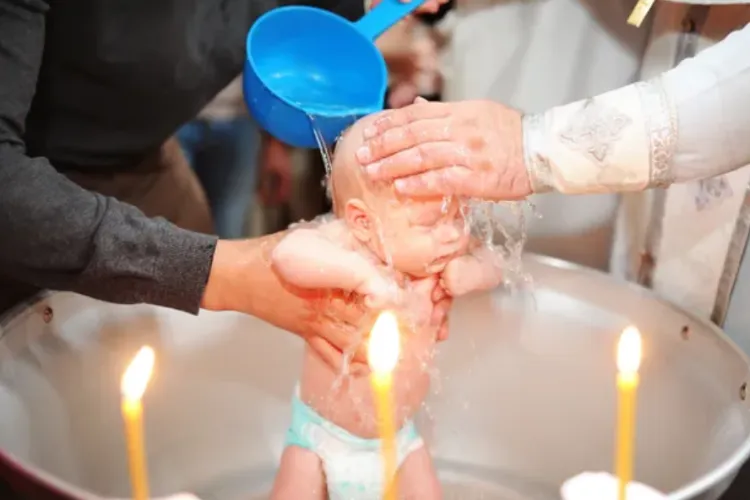 Dilema unei mămici care nu-și botează bebele: De ce se tem românii de copiii nebotezați?/ Răspunsurile îți „îngheață” mintea:„O să îi dea ateism la al meu”