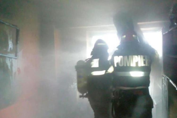 Incendiu într-un bloc din Cluj-Napoca! Pompierii au intervenit de urgență. De la ce a pornit totul
