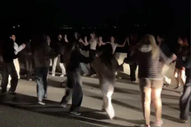 VIDEO: Ardelence superbe blocate într-un ambuteiaj pe autostradă au încins o horă de a cucerit România: „Nu-i pământ ca și Ardealul, nu e OM ca ardeleanul”