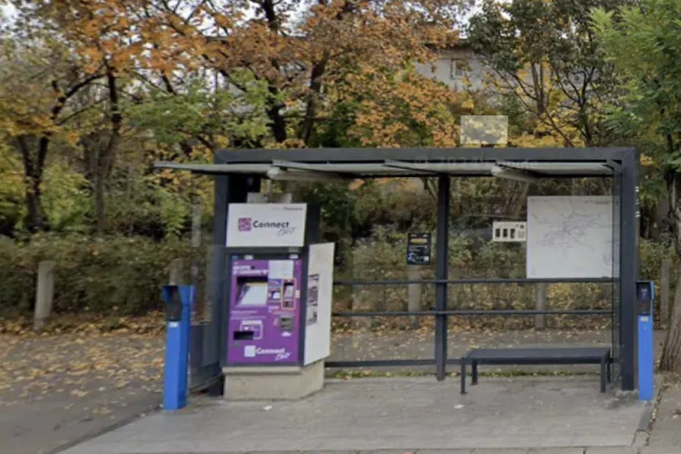 ȘOCANT! Doi bărbați au făcut din stația de autobuz toaletă la CLUJ: „S-a ridicat și a urinat în fața oamenilor care așteptau autobuzul”