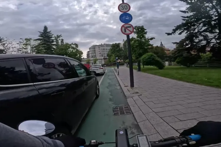 Biciclist la un pas de impact pe o pistă dedicată din Cluj: O șoferiță a intrat periculos pe banda lui. „Fii atentă, nu ești singură pe drum!” VIDEO