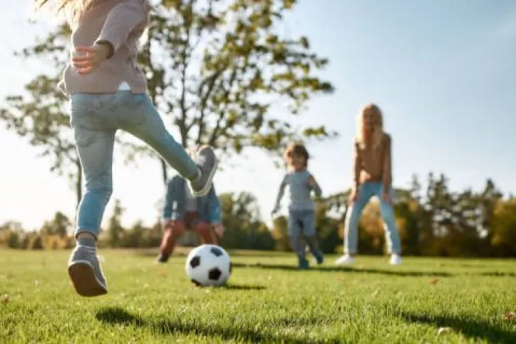 Tensiuni într-un parc din Cluj! Copiii își fac porți de fotbal improvizate și deranjează locuitorii din apropiere: „S-au spart deja câteva ferestre”