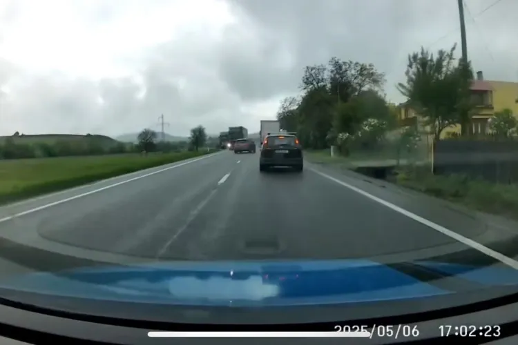 Depășire la milimetru pe un drum cu două sensuri din Cluj: O mașină a fost la un pas să se izbească frontal de un TIR în timp ce depășea altul VIDEO