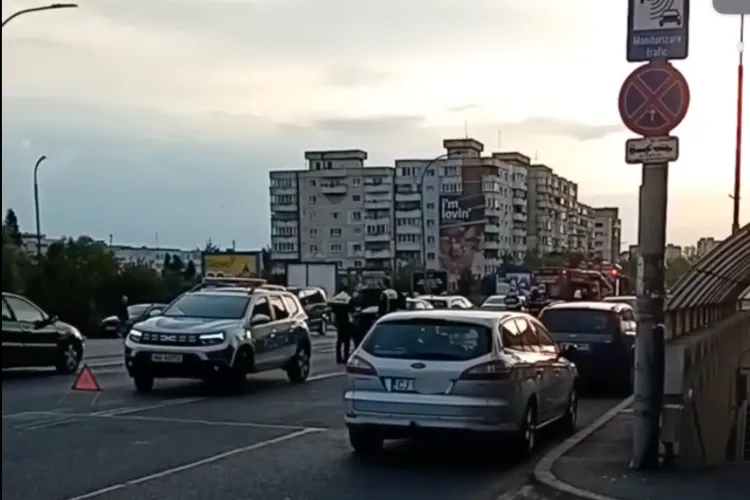 Accident pe Calea Florești din Cluj-Napoca. Trei mașini au fost implicate. Pompierii au intervenit de urgență VIDEO