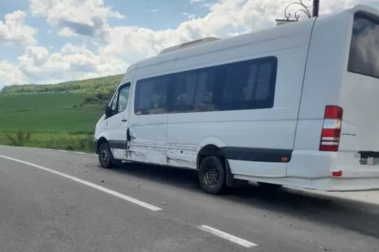 Un microbuz școlar cu 12 copii a fost implicat într-un accident rutier! Circulația este blocată. A intervenit un echipaj SMURD 