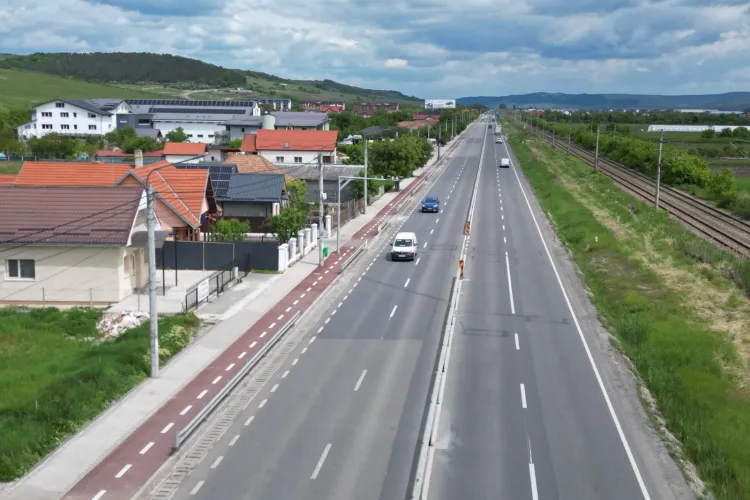O nouă pistă pentru biciclete în județul Cluj. Avertisment pentru cei care vor parca pe pistă: „Vom lua măsuri împotriva celor care încalcă legea” VIDEO