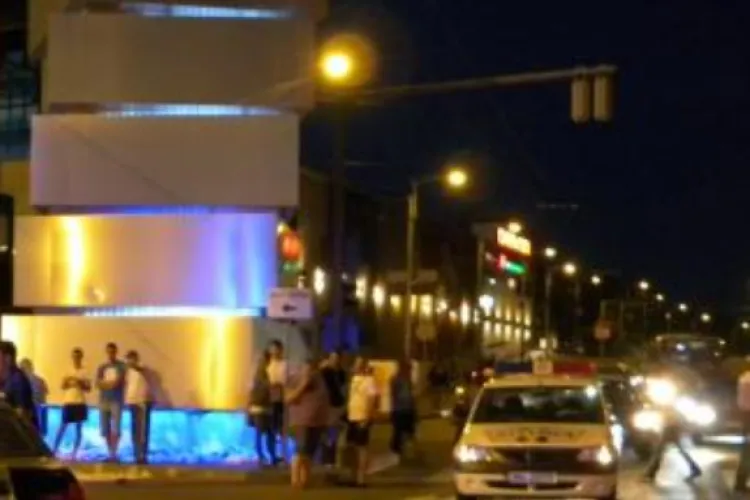 Se caută un biciclist-fantomă în Cluj! A lovit o mașină aseară la Iulius Mall și a fugit: „A lăsat zgârieturi vizibile pe mașină. Apoi a dispărut”