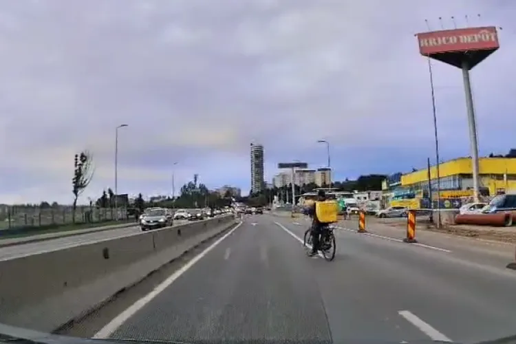 VIDEO Livrator pe bicicletă era să moară în Cluj, din cauza inconștienței. A traversat haotic șoseaua: „O secundă nu s-a asigurat. La limită l-am evitat”