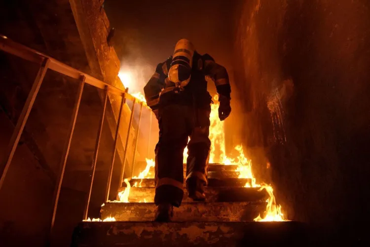 Erou pentru o zi: Un polițist a salvat din incendiu o doamnă de 96 de ani, imobilizată la pat