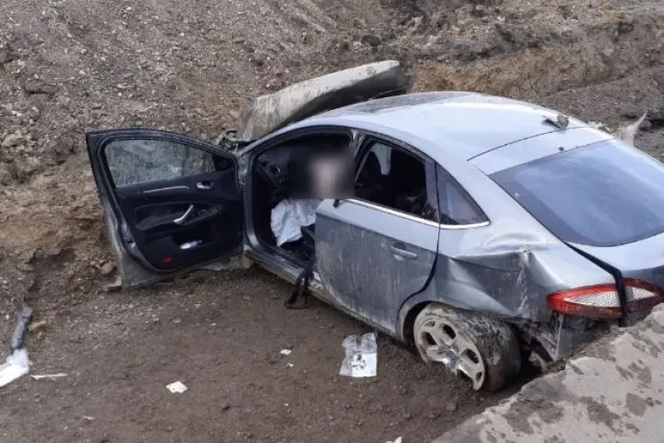 Accident pe Autostrada A3 Transilvania: Doi copii și doi adulți transportați la spital, după ce o mașină s-a răsturnat FOTO