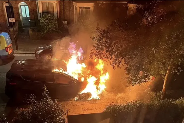 Un român, acuzat în ancheta privind incendierile legate de premierul britanic Keir Starmer. Acesta ar fi al doilea suspect oficial