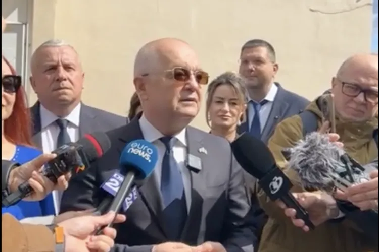 VIDEO Emil Boc a votat „simplu și clar”:  Ce a declarat edilul după după ce a ieșit din secția de votare