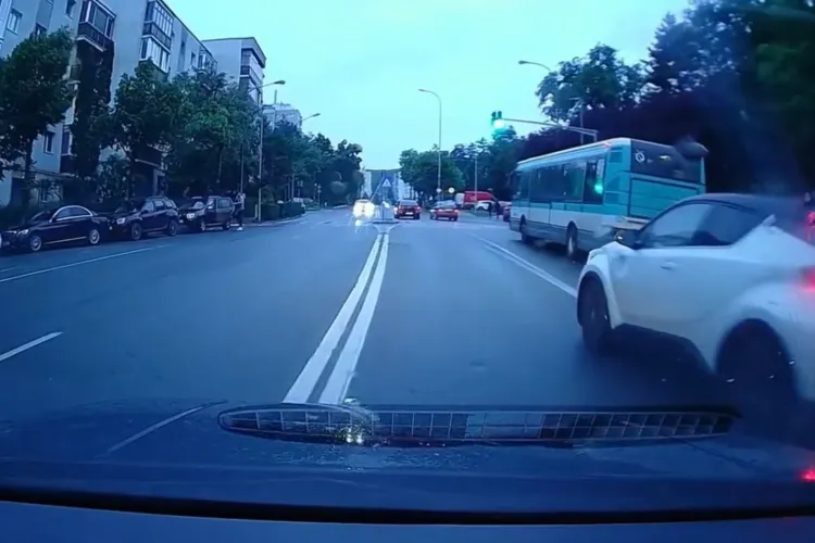 Un șofer a făcut „parkour” pe un drum din Cluj: A intrat în trafic cu tupeu și a ocupat două benzi fără să se asigure VIDEO