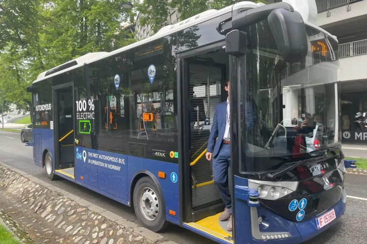 Viitorul e aici! Primul autobuz electric și autonom a circulat azi pe străzile Clujului: Cu ce dotări impresionante vine autobuzul fără șofer FOTO. VIDEO 