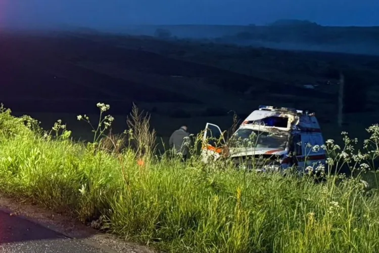 Ambulanță implicată într-un accident la Cluj. A ieșit în afara carosabilului. Trei membri ai echipajului și o pacientă au fost transportați la spital FOTO