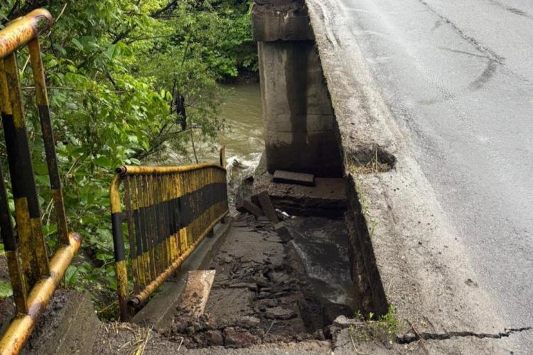 Atenție, dacă circulați între Cluj și Satu-Mare: S-a rupt drumul cu tot cu parapet! FOTO