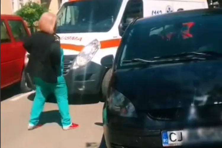 Șoferiță inconștientă a blocat ieșirea ambulanței la Cluj. Echipajul s-a dat jos să-și croiască drum: „Mor oamenii cu zile că nu ajunge Ambulanța” VIDEO