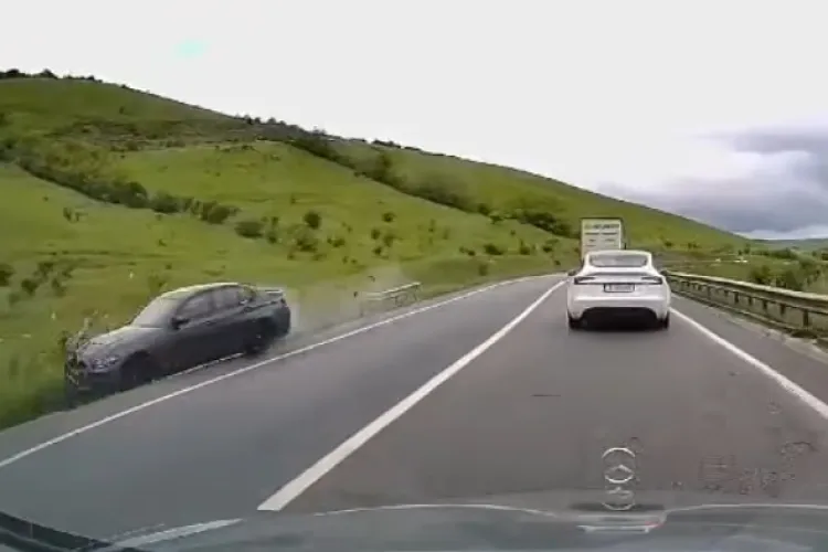 VIDEO LIVE Accident inexplicabil pe centura Vâlcele - Apahida, Cluj. Șoferul unui BMW, care circula cu mare viteză, a intrat puternic într-un parapet