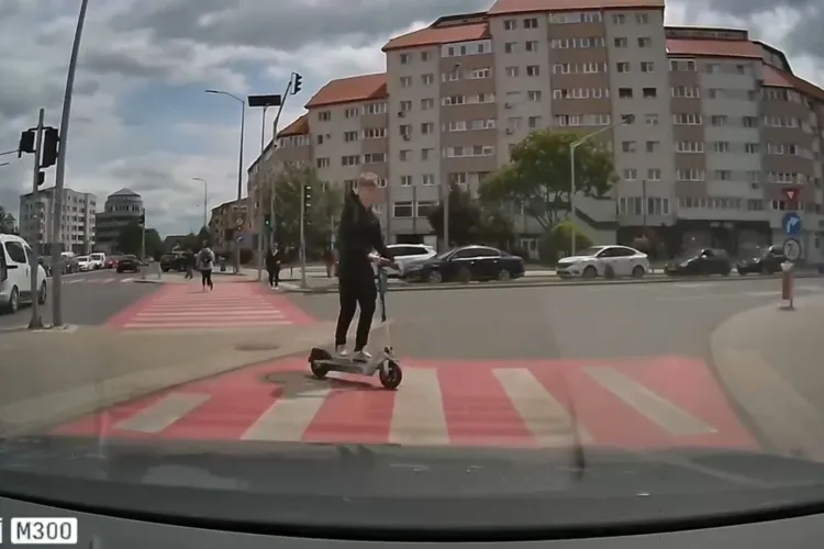  Inconștiență maximă în Cluj! Un tânăr pe trotinetă electrică a „zburat” peste zebră fără să se asigure și era să fie spulberat de o mașină VIDEO