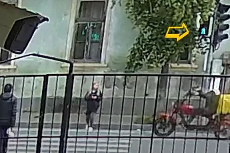 Cluj: Elevă, la un pas să ajungă la spital, nu la școală. Iată de ce trebuie să ne asigurăm și când avem verde la semafor VIDEO