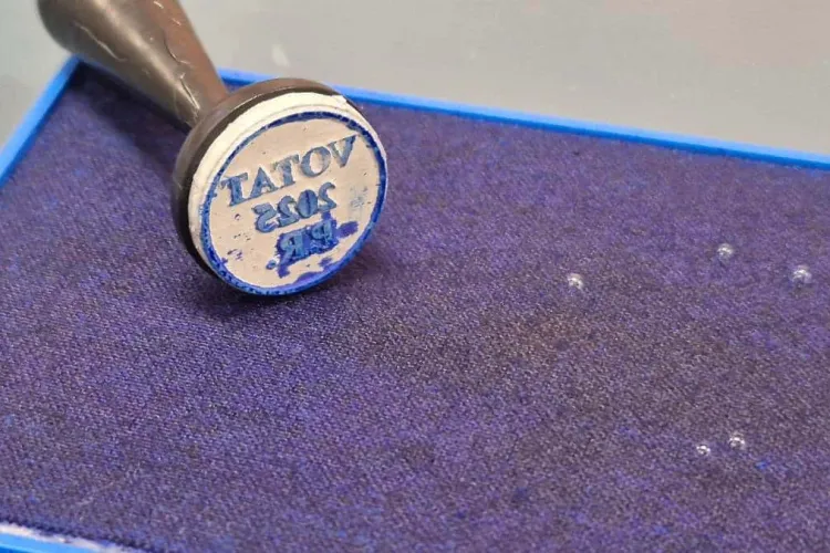 O clujeancă reclamă nereguli într-o secție de votare din Cluj-Napoca: Măsuțele sunt pline de cerneală care se iau pe buletinele de vot, riscând anularea”