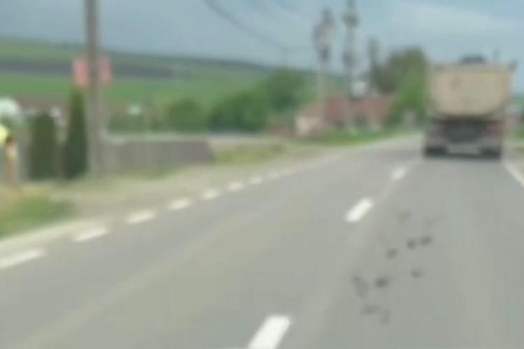 Noroi pe roți și pericol pe șosea: O basculantă supraîncărcată a lăsat dezastru în urmă pe străzile din Cluj-Napoca VIDEO