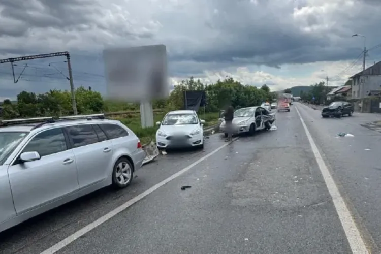 Accident cu 4 mașini în Cluj! O tânără de 18 ani a fost intubată și transportată la spital în stare GRAVĂ! Un bărbat a rămas încarcerat FOTO 